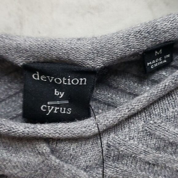 Devotion by cyrus sweater - Picture 3 of 4